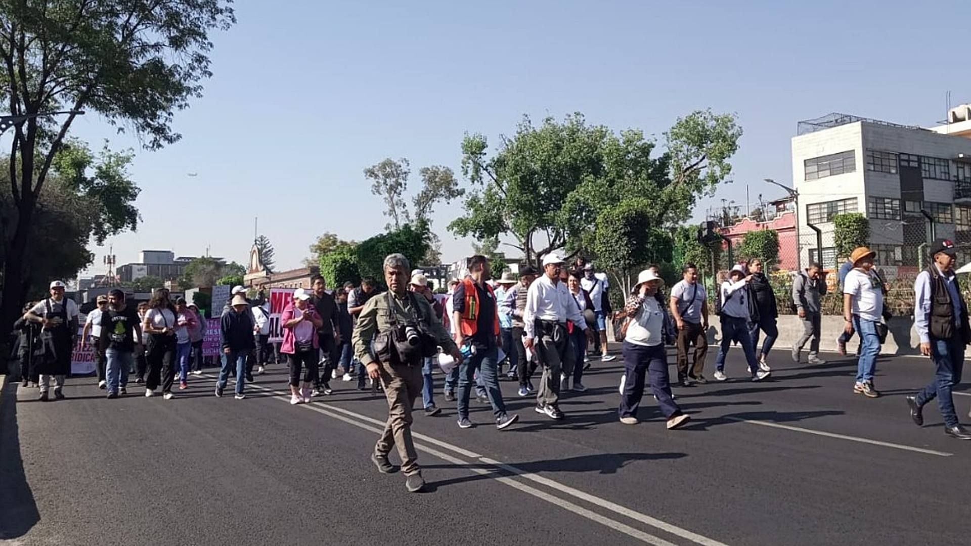 Manifestantes avanzan sobre San Antonio Abad