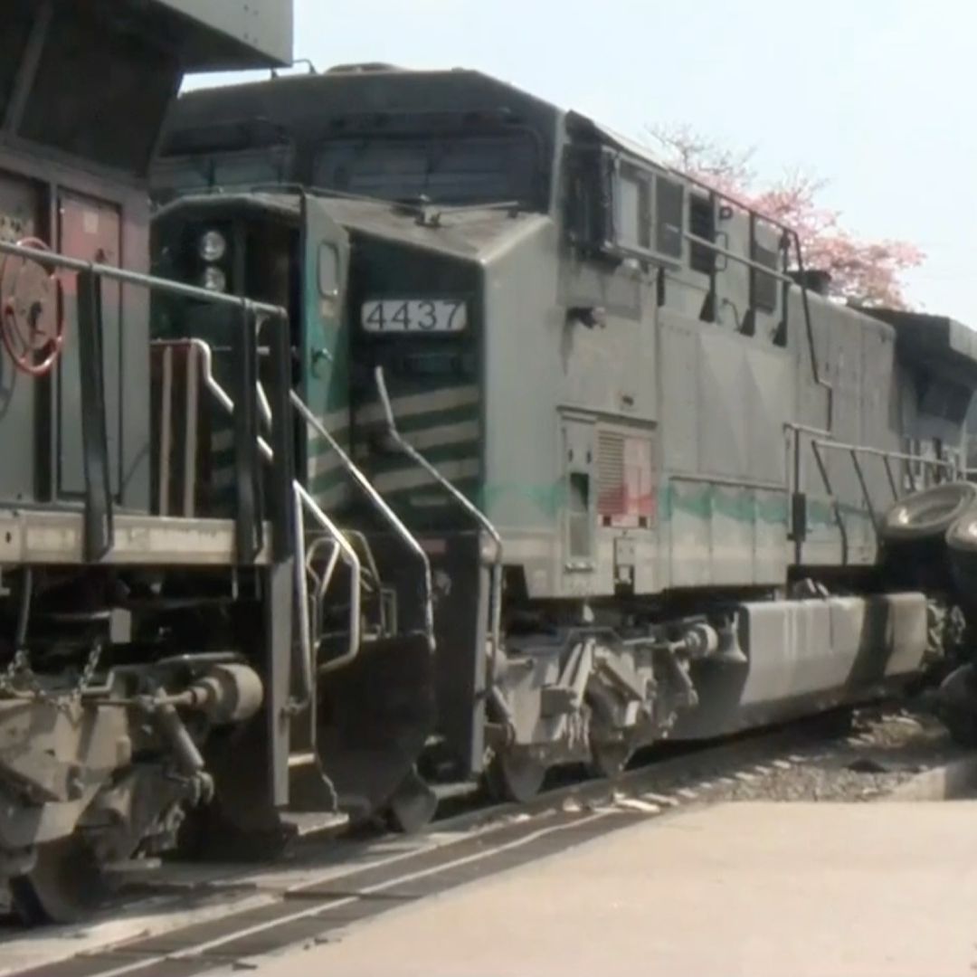 Tren se impacta contra camión