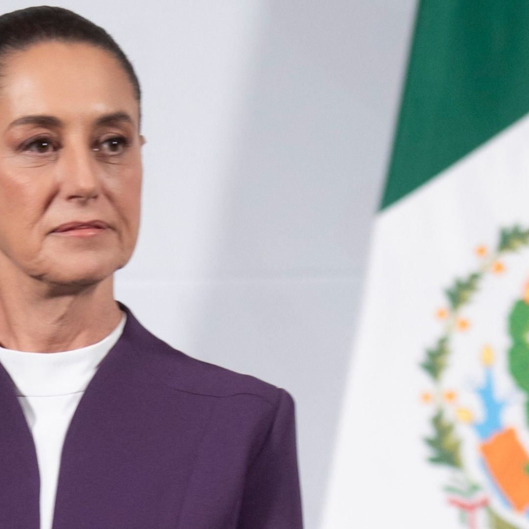 Claudia Sheinbaum junto a bandera de México
