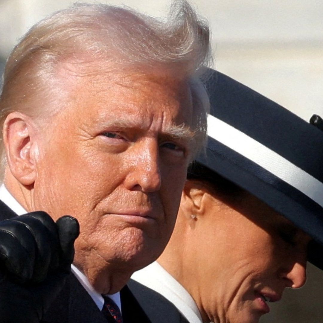 Donald Trump hace gesto y sonríe junto a su esposa Melania
