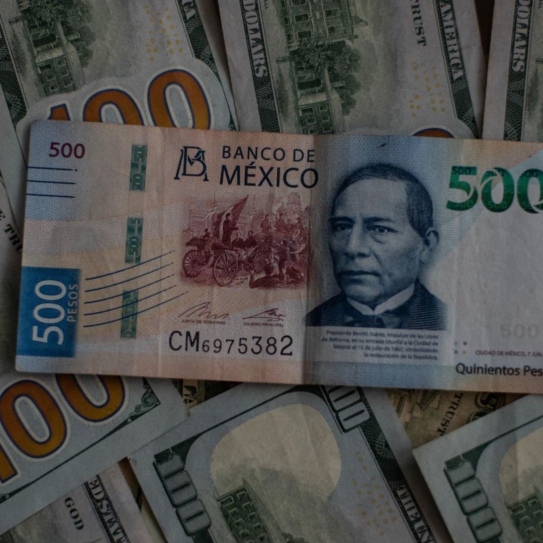 Billetes mexicanos y dólares americanos