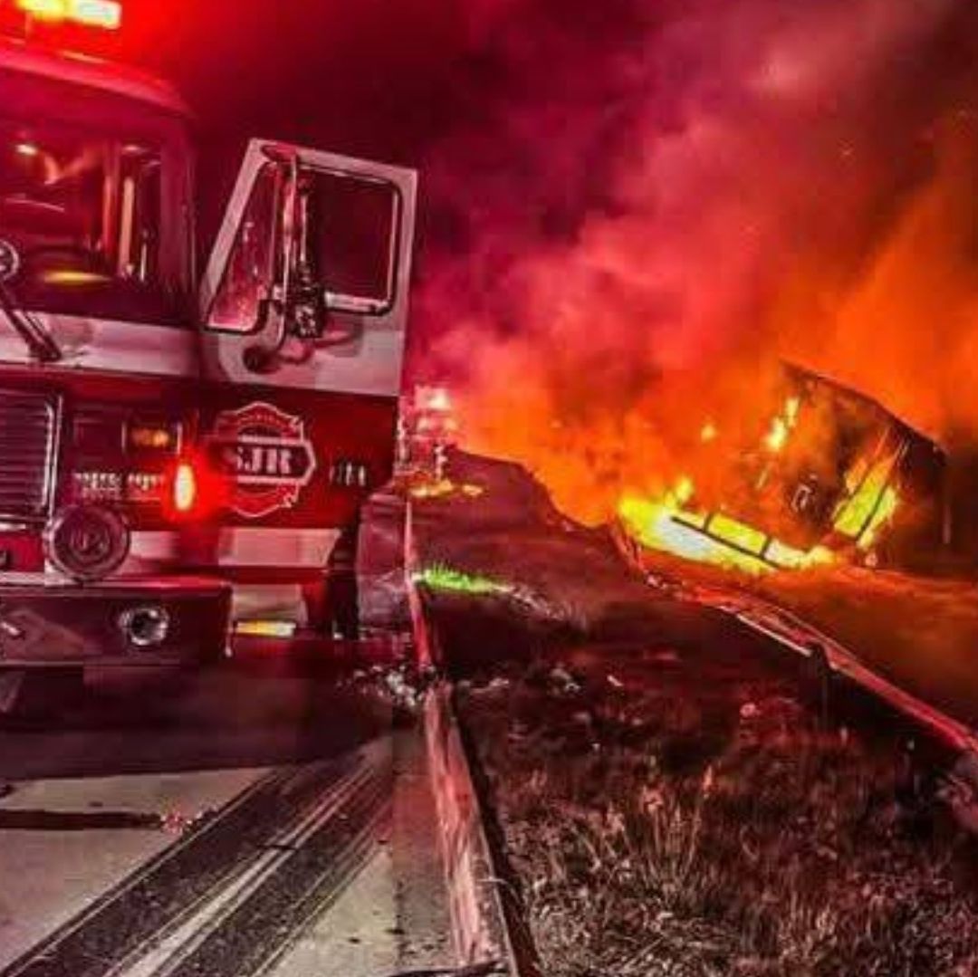 Trailero Muere al Chocar contra Carroza Fúnebre en la México-Querétaro