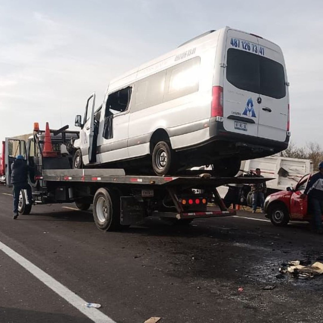 Al Menos 10 Muertos Deja Choque de Camioneta con Tráiler en Carretera 75D de Rioverde, SLP