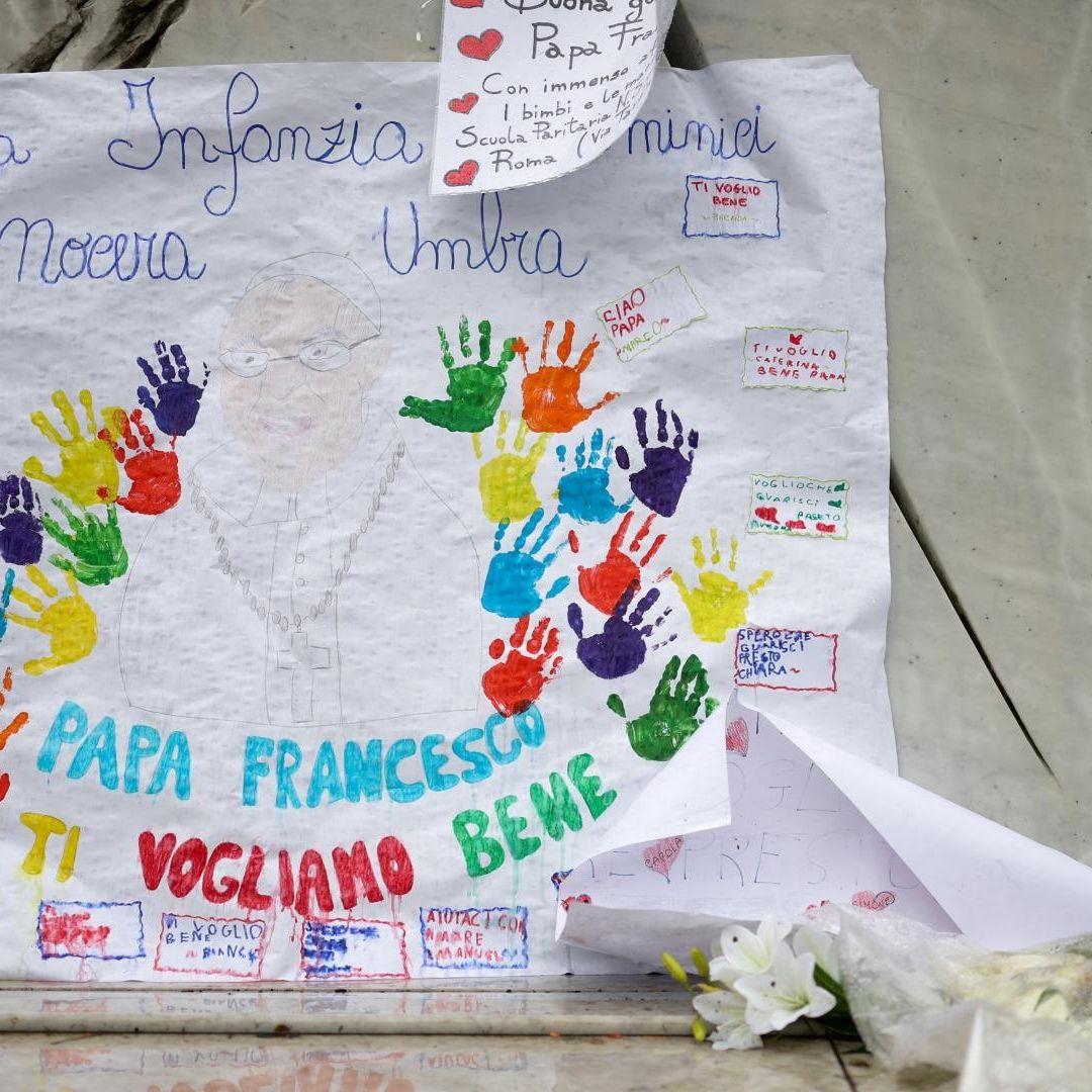 Con dibujos, niños desean pronta recuperación al papa Francisco