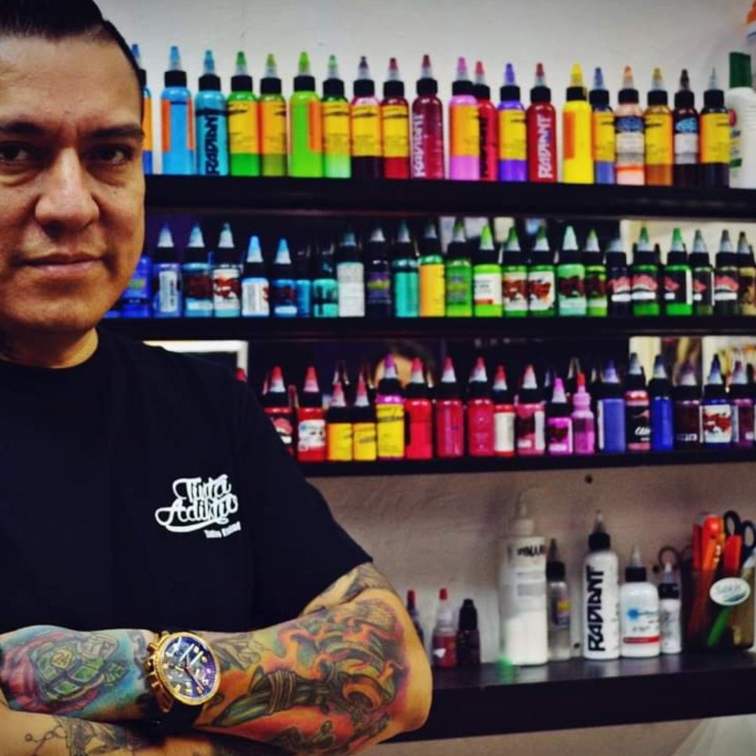 Tatuador Jorge Armas en su estudio Tinta Adiktiva en Veracruz