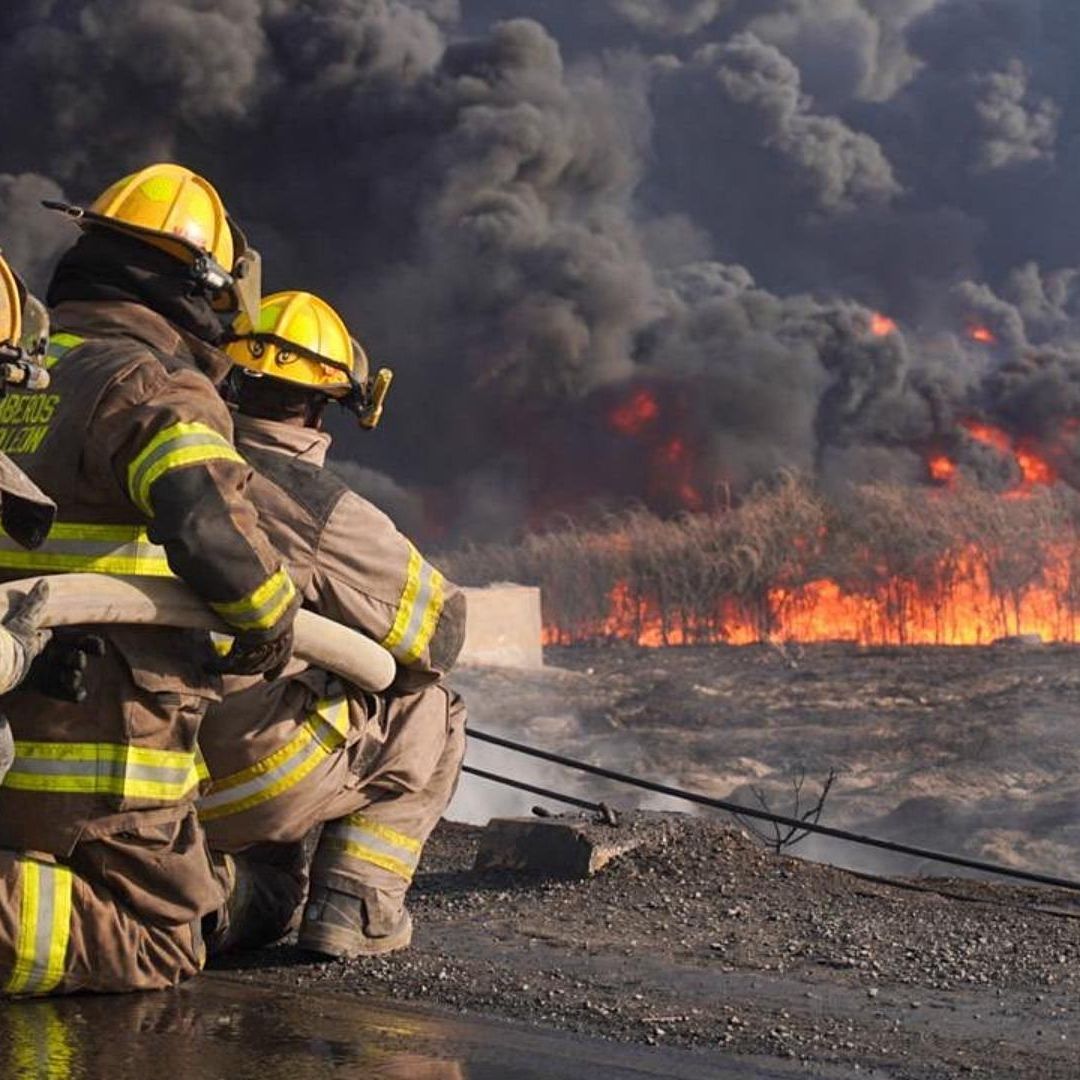 Bomberos combaten los incendios en Nuevo León