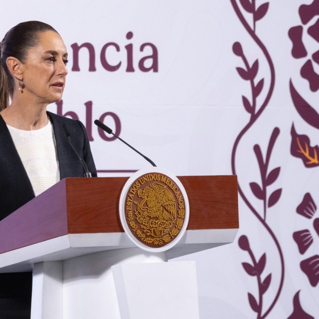 Claudia Sheinbaum frente a micrófono en Palacio Nacional