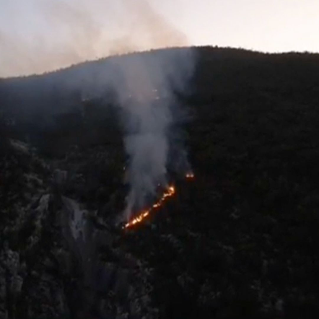 El incendio en el Cerro del Topo Chico continúa y brigadistas reanudan su combate para evitar más propagación.