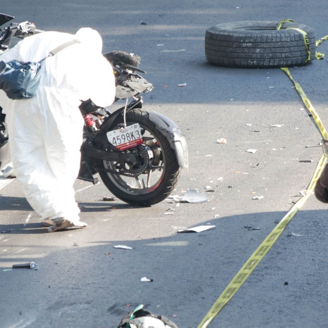 Motociclista Esquiva a Perro Muerto, Derrapa y lo Aplasta un Tráiler en Edomex