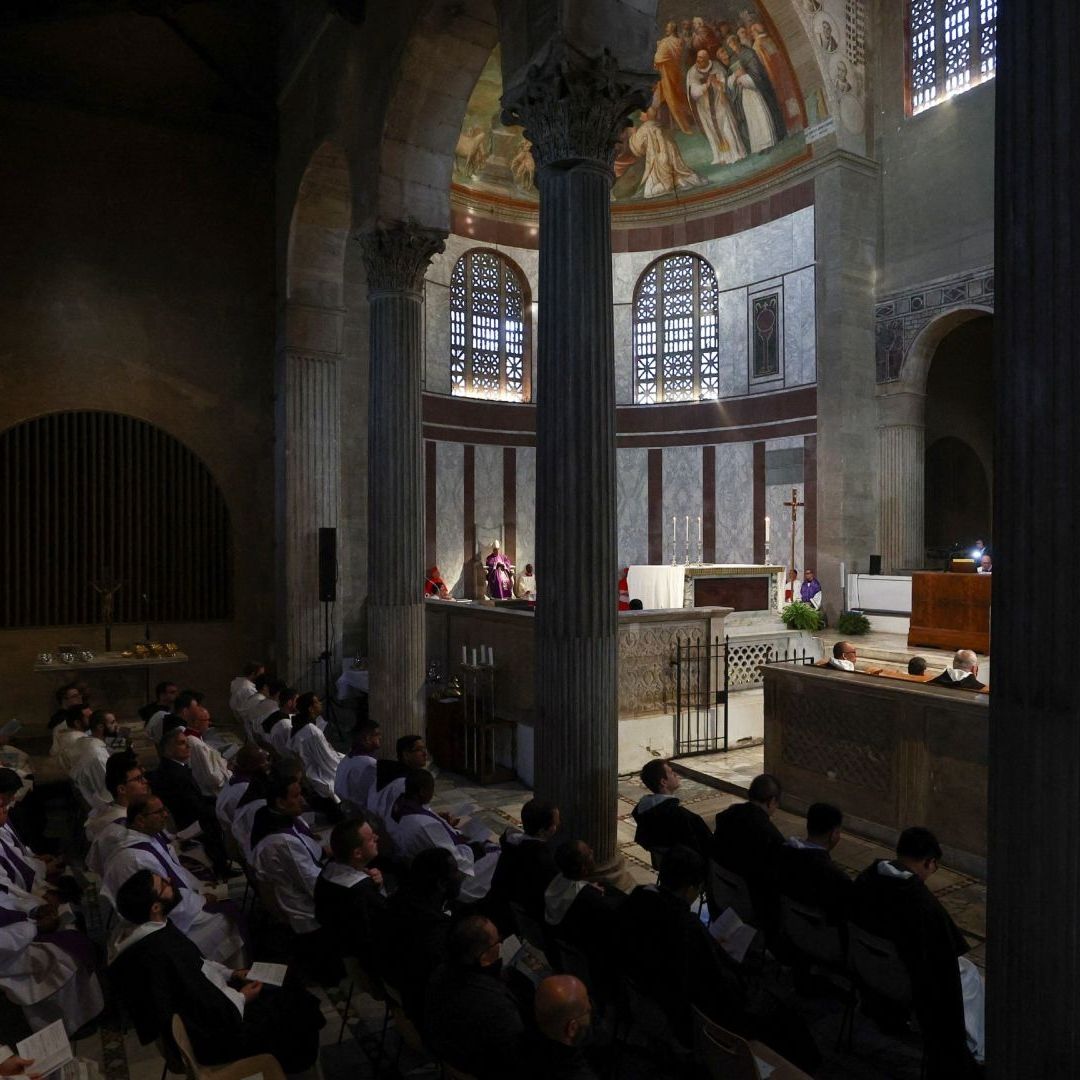 A pesar de su condición, el Vaticano informó que el papa "alternó reposo y trabajo".