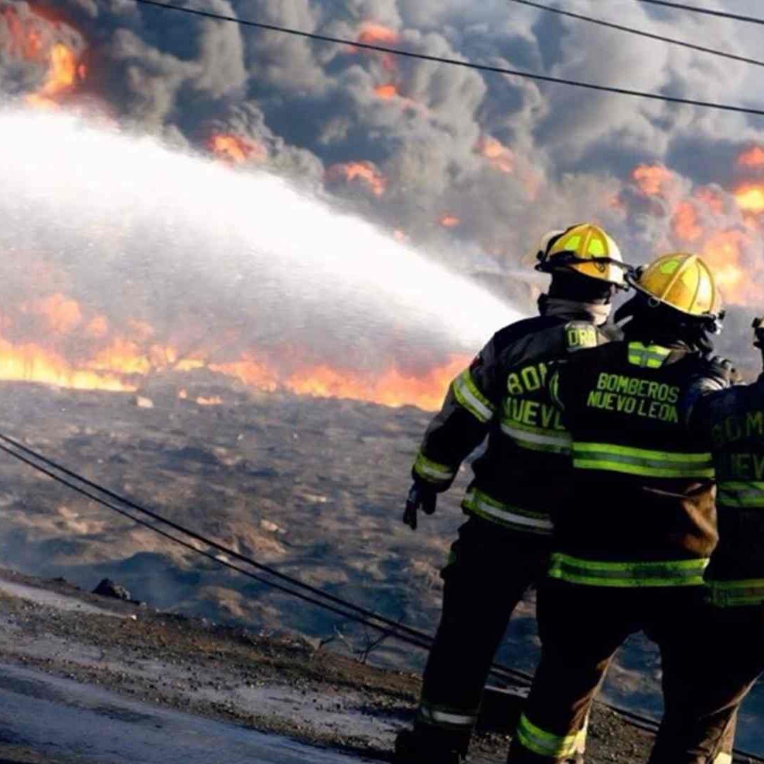 Bomberos de NL combaten incendios