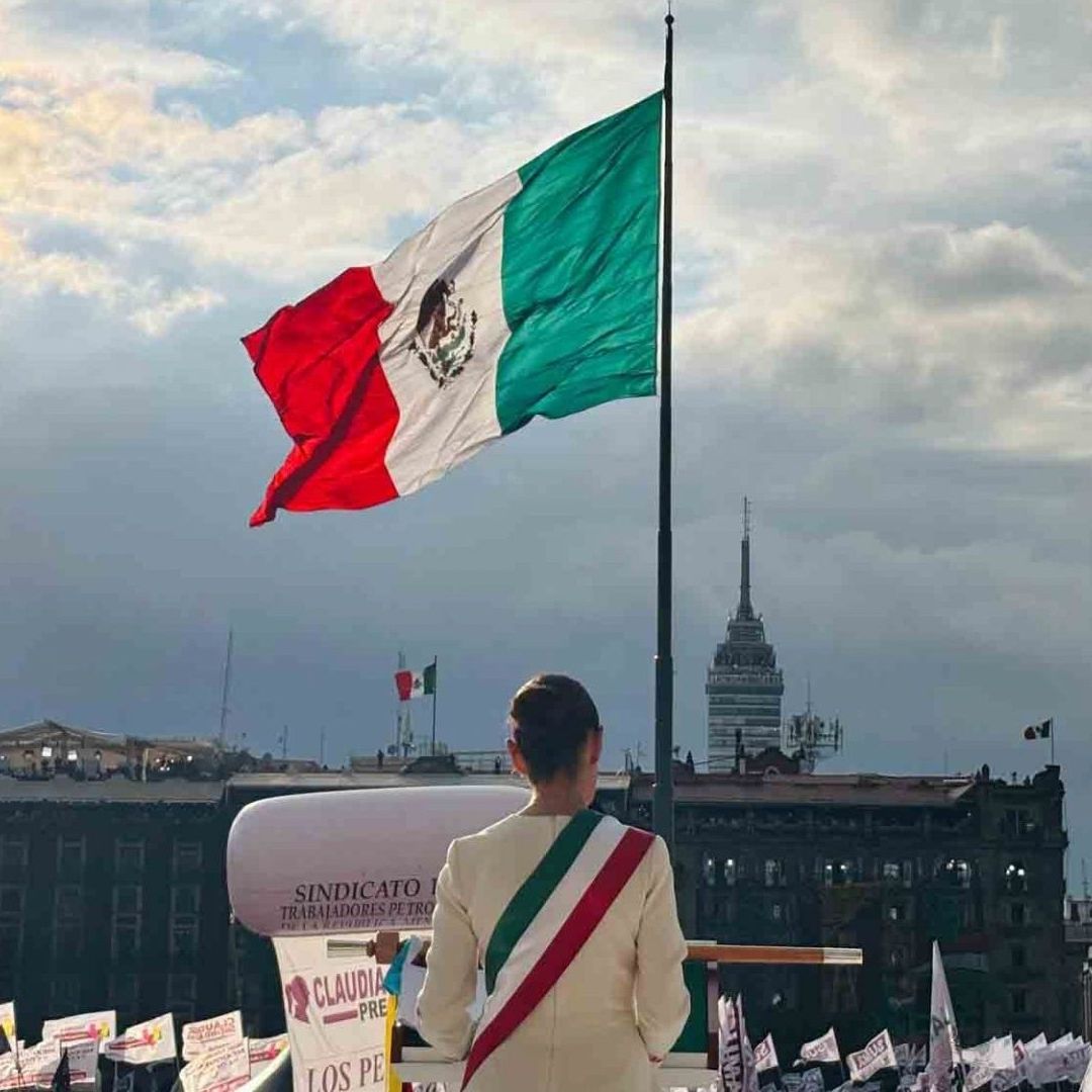 Claudia Sheinbaum frente a bandera en el Zócalo de la CDMX