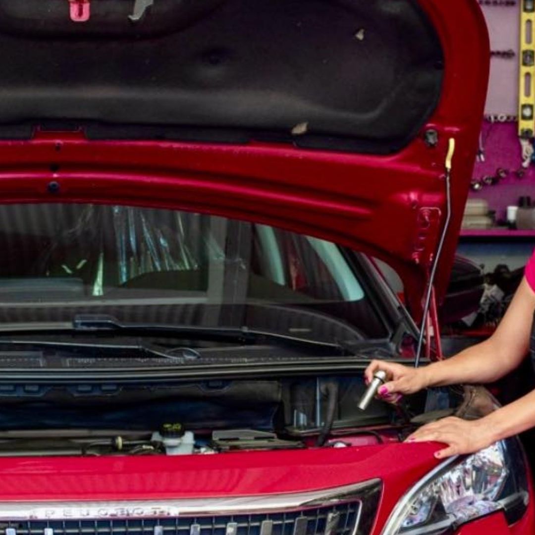 Beatriz Jiménez es mecánica automotriz y creadora de una academia para que más mujeres aprendan el oficio.