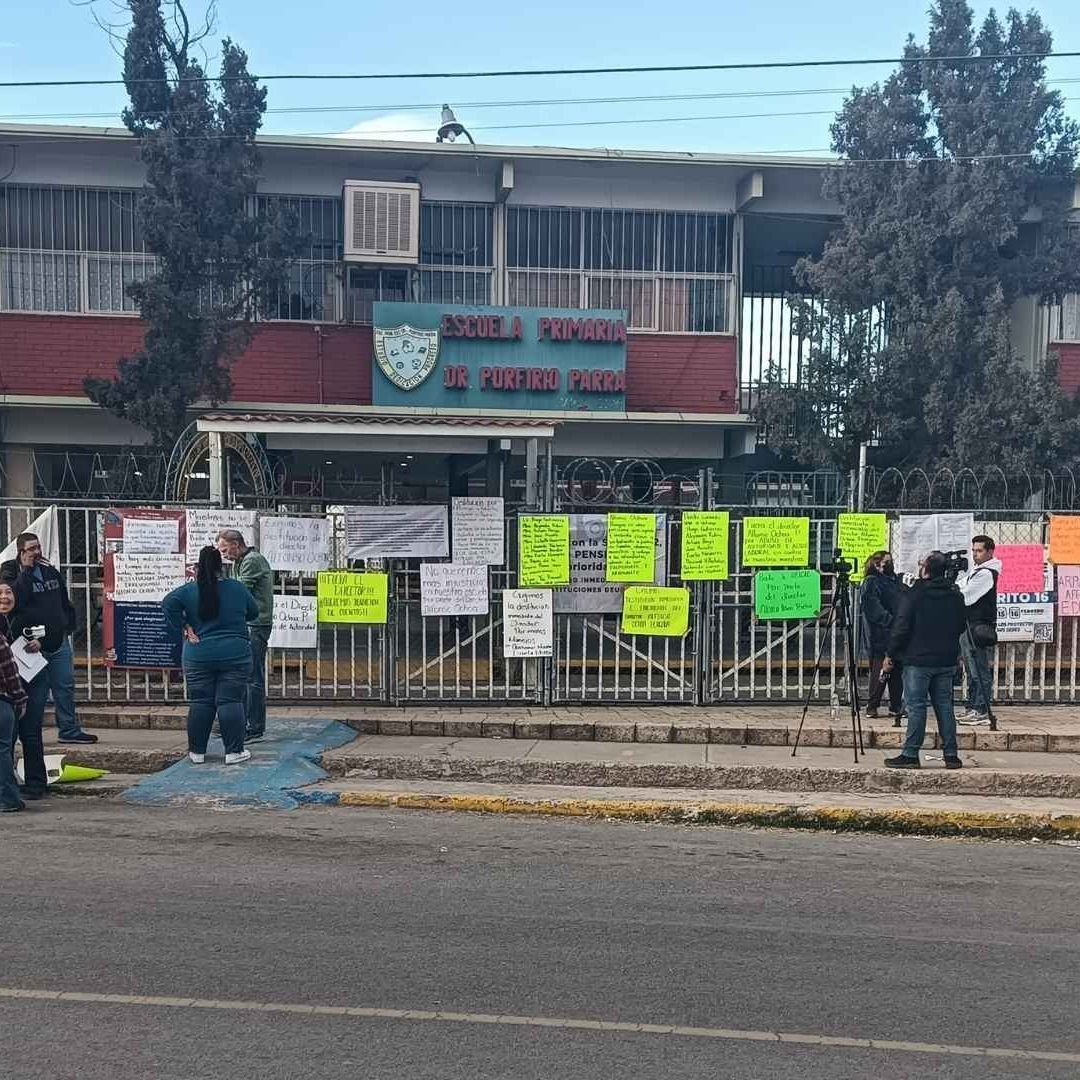 Padres de Familia Bloquean Acceso a Primaria Porfirio Parra en Chihuahua