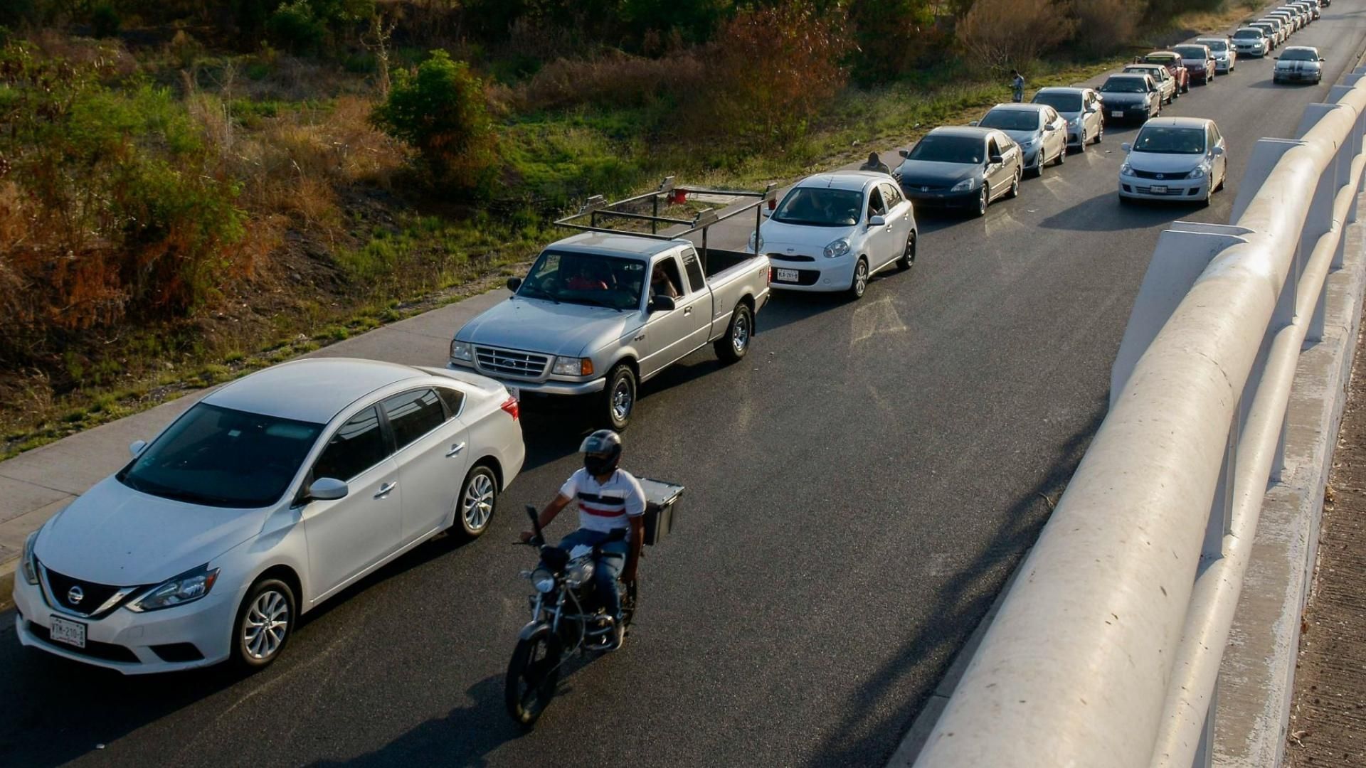 Qué autos sí circulan hoy viernes 7 de marzo 2025 lista de carros y engomado exento en CDMX y Edomex
