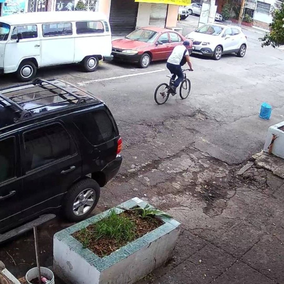 Cámaras de vigilancia han captado el robo de autopartes y a casa habitación