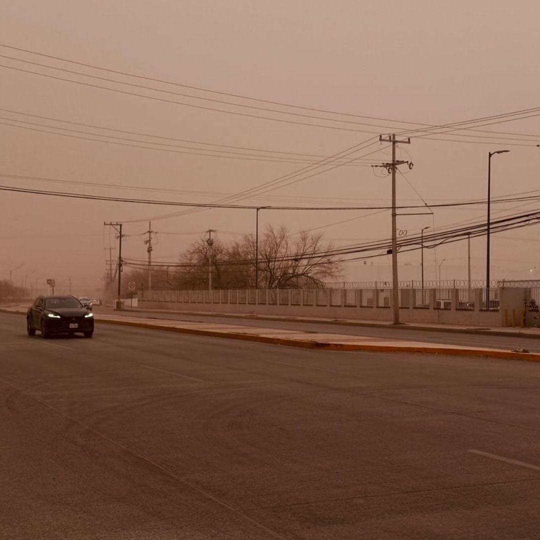 Fuertes Vientos y Tolvaneras Nublan Ciudad Juárez; Protección Civil Emite Recomendaciones