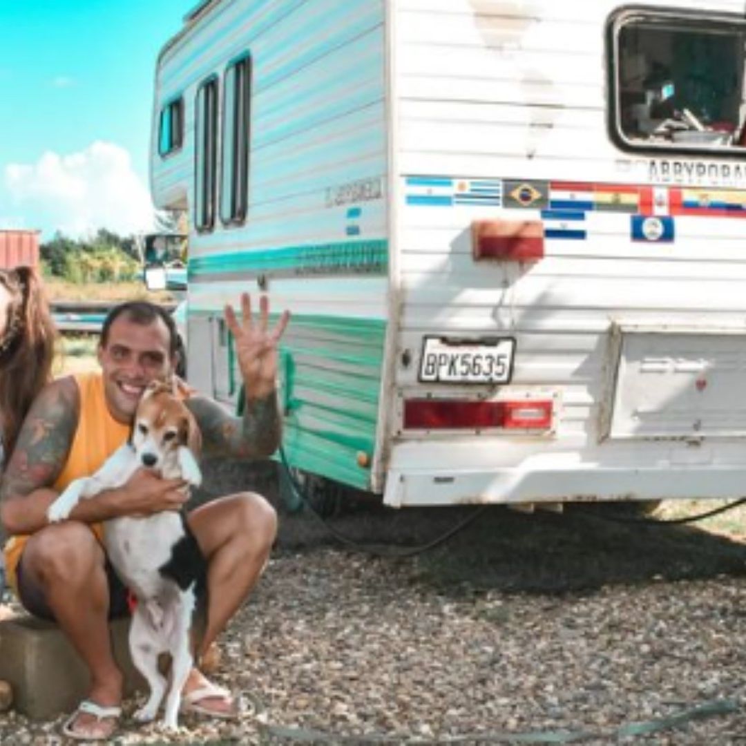Pareja de Argentinos y Su Perrita ‘Abby' Recorren el Mundo a Bordo de Casa Rodante