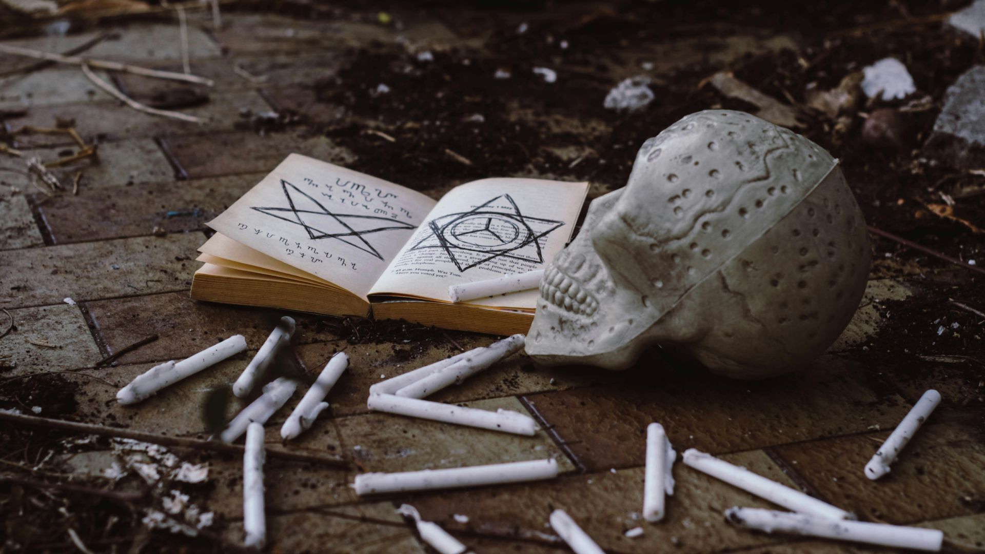 En Catemaco, se realiza la denominada Misa Negra, la cual es un ritual considerado un culto a Satanás, se le asocia con la magia negra.