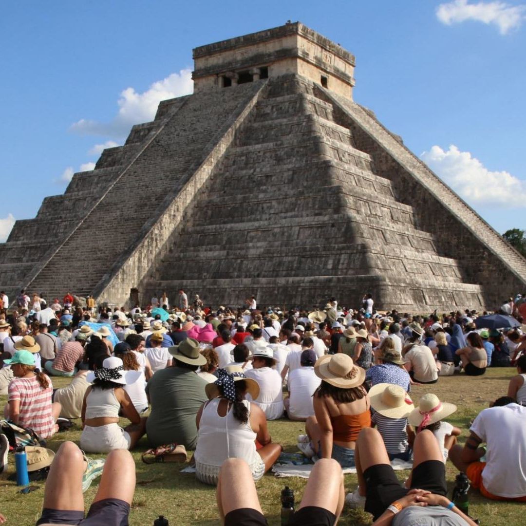 Personas reciben el wquinoccio de primavera en Chichén Itzá