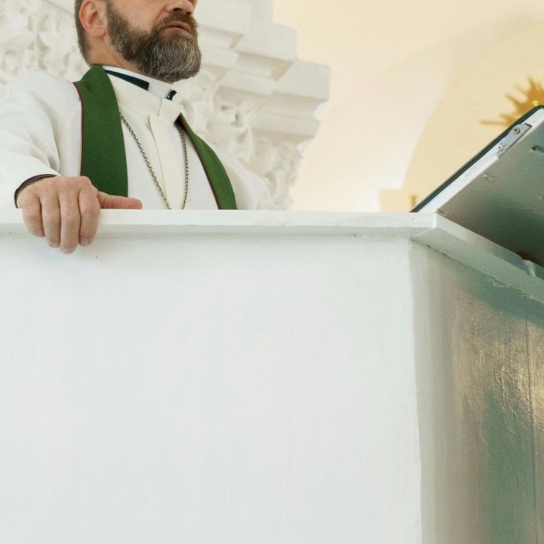 Pastor Deja Iglesia para Hacer Contenido para Adultos y Gana Miles Cada Mes