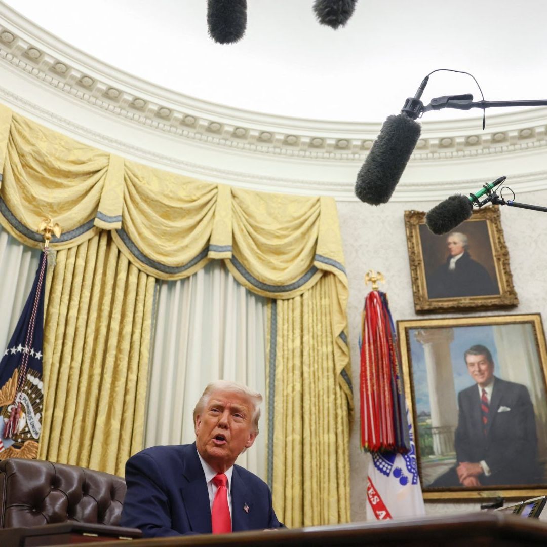 Donald Trump firmó orden ejecutiva, en el despacho oval de la Casa Blanca, para pausar aranceles a productos canadienses.