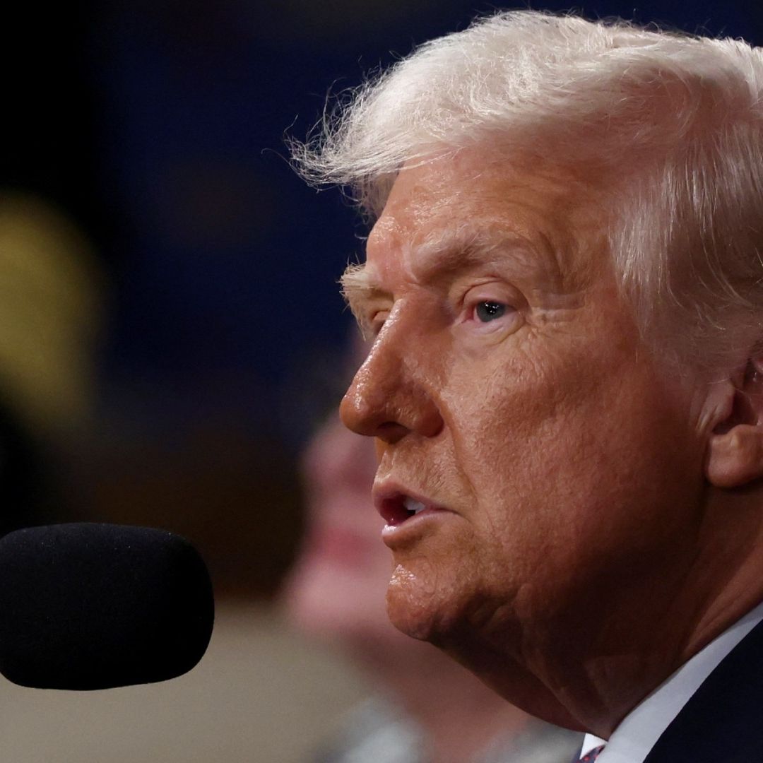 Donald Trump habla frente a micrófono