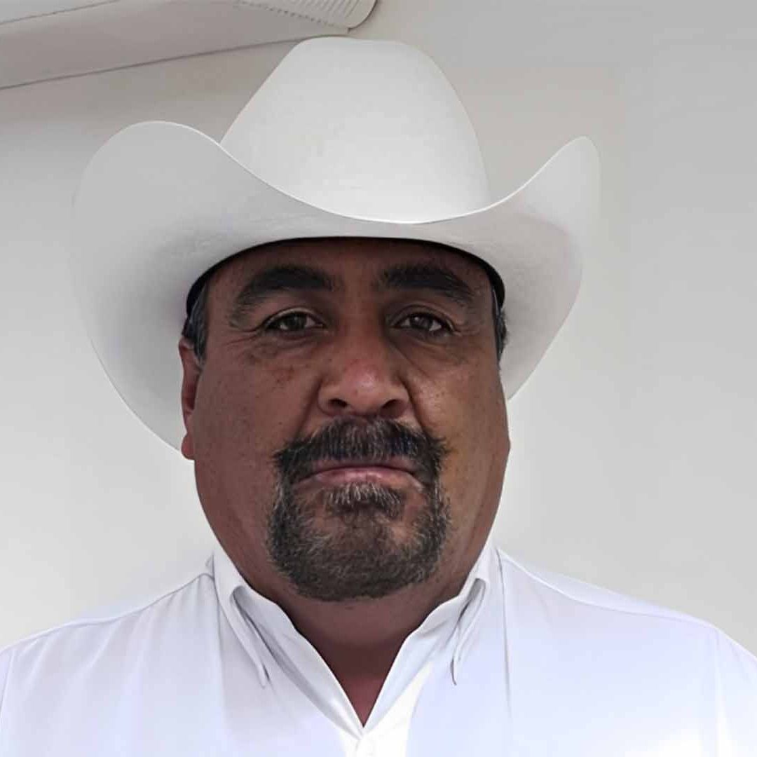 Alcalde de Mapimí es Aplastado por Camioneta Mientras la Reparaba