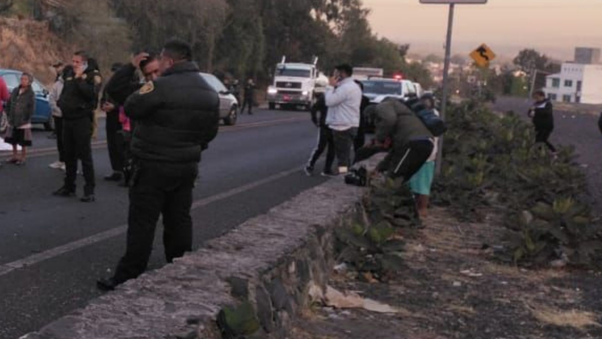 Policías atendieron un accidente en donde derrapó una motocicleta y murió un policía, además de una mujer