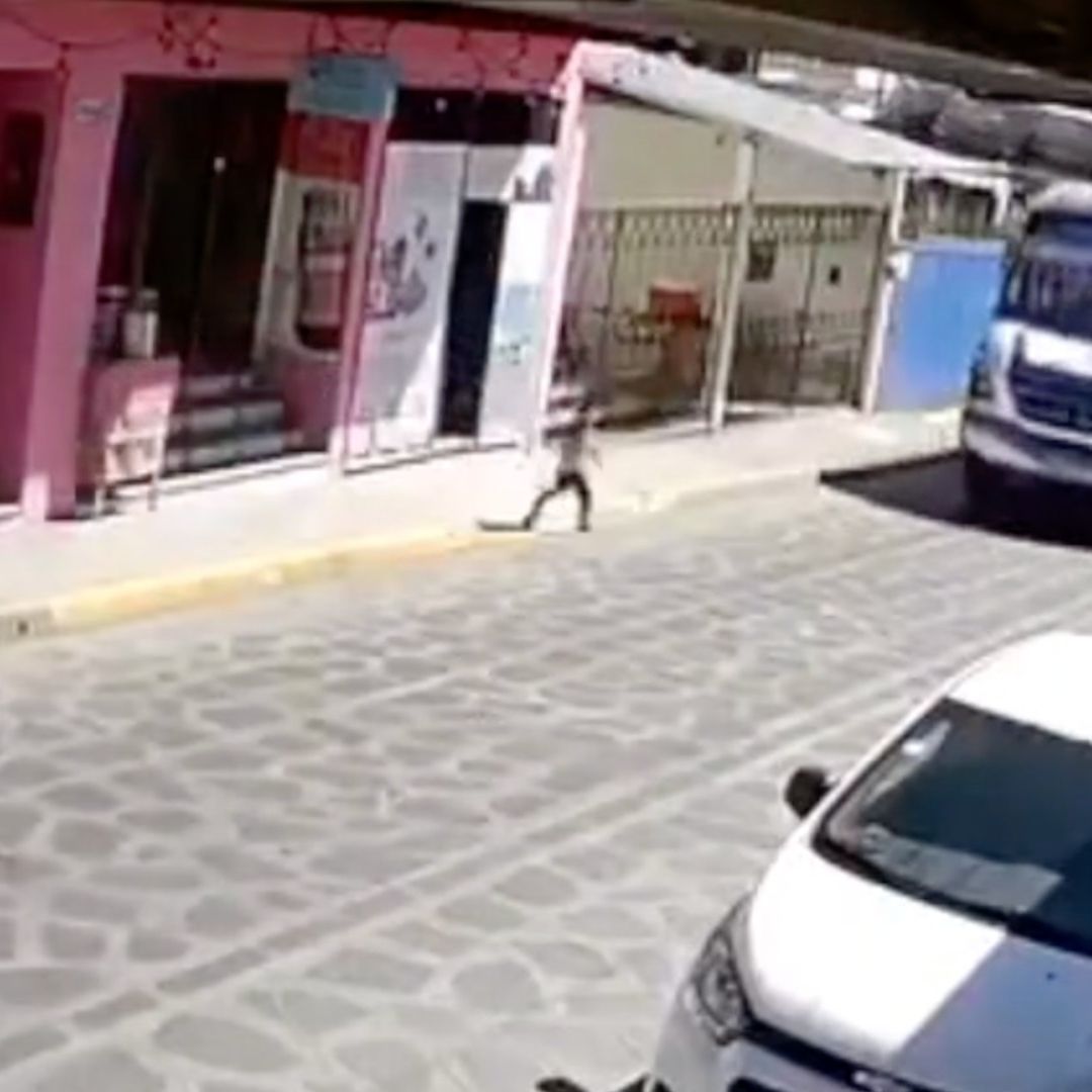 En Xico un menor de 4 años fue atropellado por unidad pesada tras salir corriendo, solo sufrió fractura en una pierna.