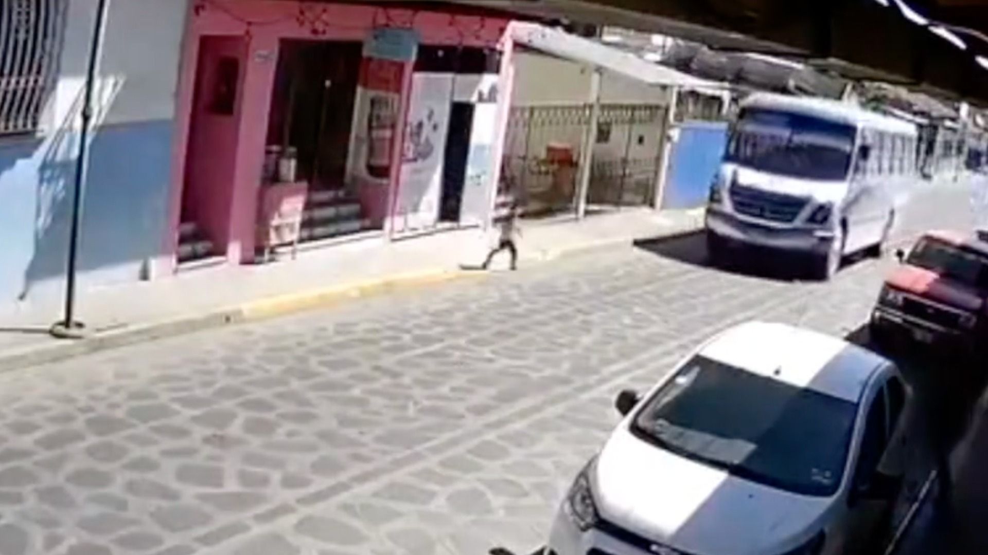 En Xico un menor de 4 años fue atropellado por unidad pesada tras salir corriendo, solo sufrió fractura en una pierna.
