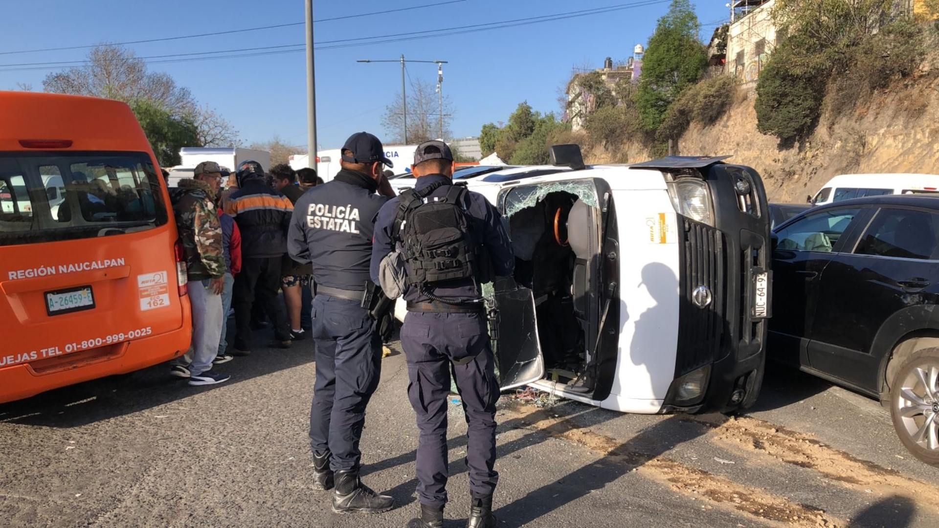 Accidente en Naucalpan: Combi Volcó tras Choque; Reportan 15 Lesionados