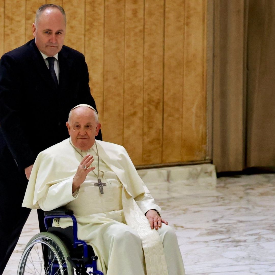 El papa Francisco llega a su audiencia general de los miércoles