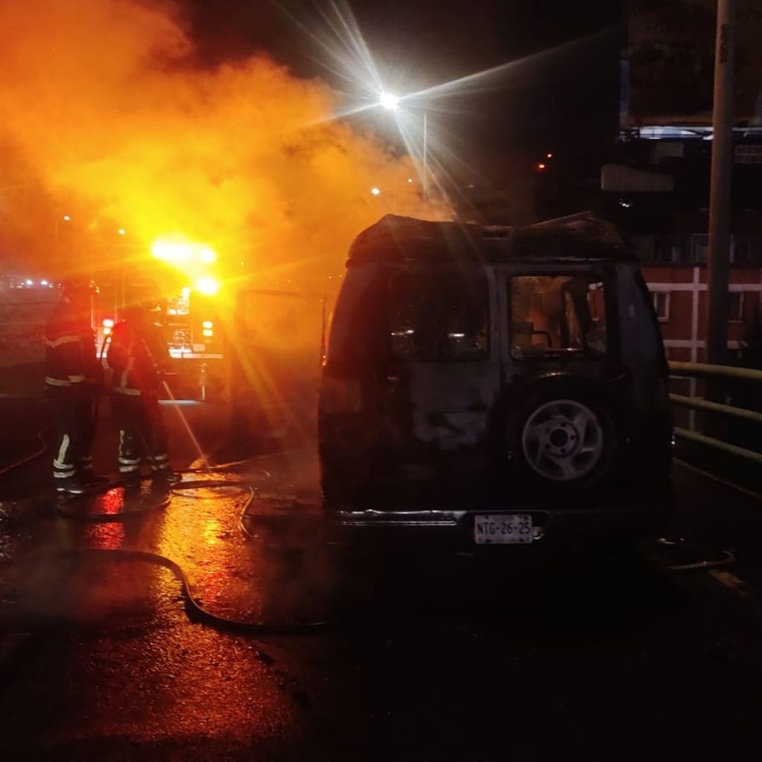 Camioneta se incendia en segundo piso del Periférico CDMX
