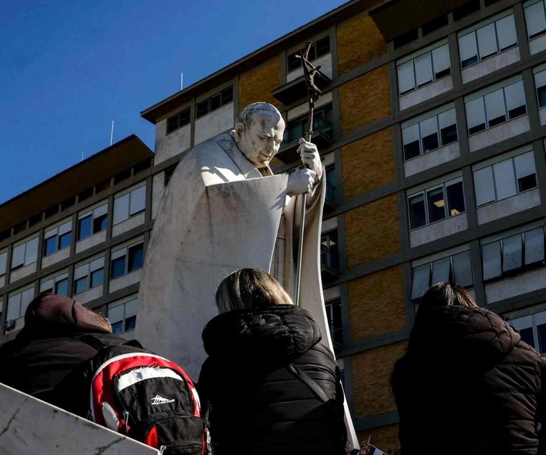 Personas llevan ofrendas al Hospital Gemelli