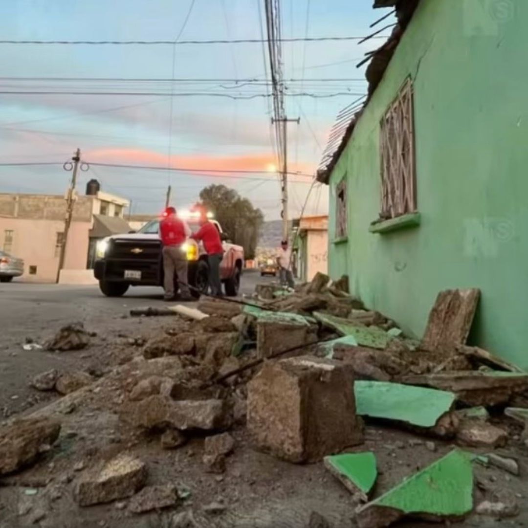 Video: Losa de Casa Cae y Aplasta a Abuelita y Niña que iban Caminando