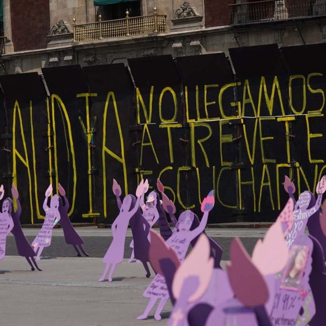 Palacio Nacional protegido con vallas por la marcha del 8M 2025 con pintas en protesta