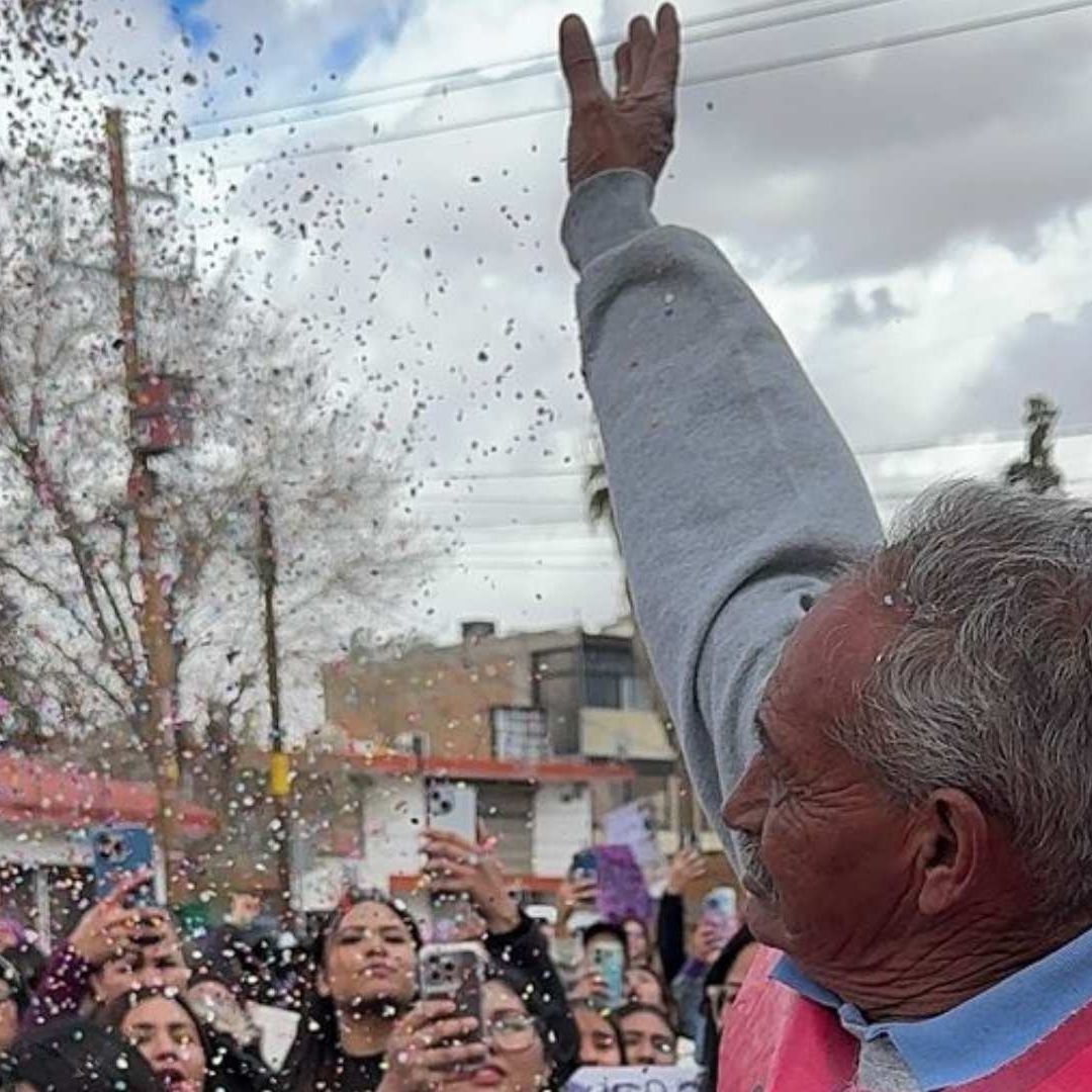Mujeres Gritan “No Estás Solo “ a Papá de Esmeralda Durante Marcha del 8M en Ciudad Juárez