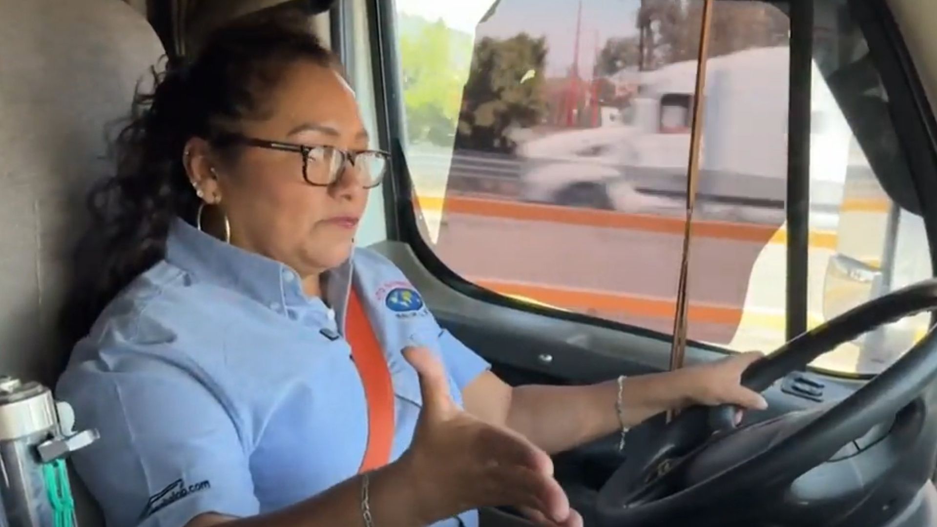 ‘La China’, Juanita Guerrero, Rompe Esquemas y Recorre las Carreteras Manejando un Tráiler