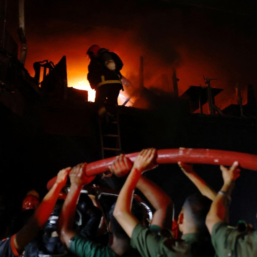 Los bomberos informaron que el incendio inició en un popular restaurante ubicado en el primer piso del edificio, y que muchas de las personas quedaron atrapadas por las llamas