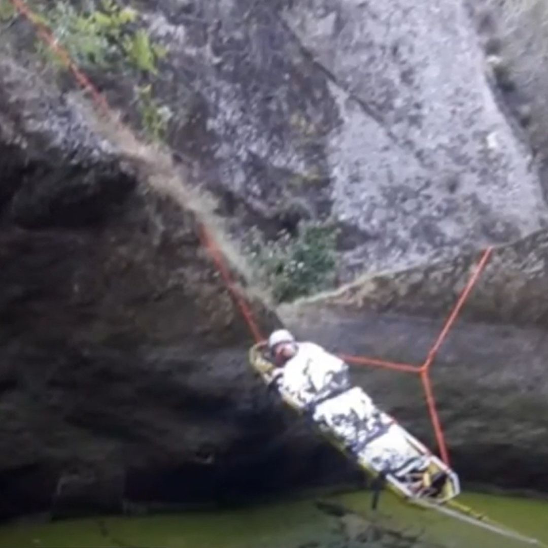 Rescatan a Senderista en un barranco