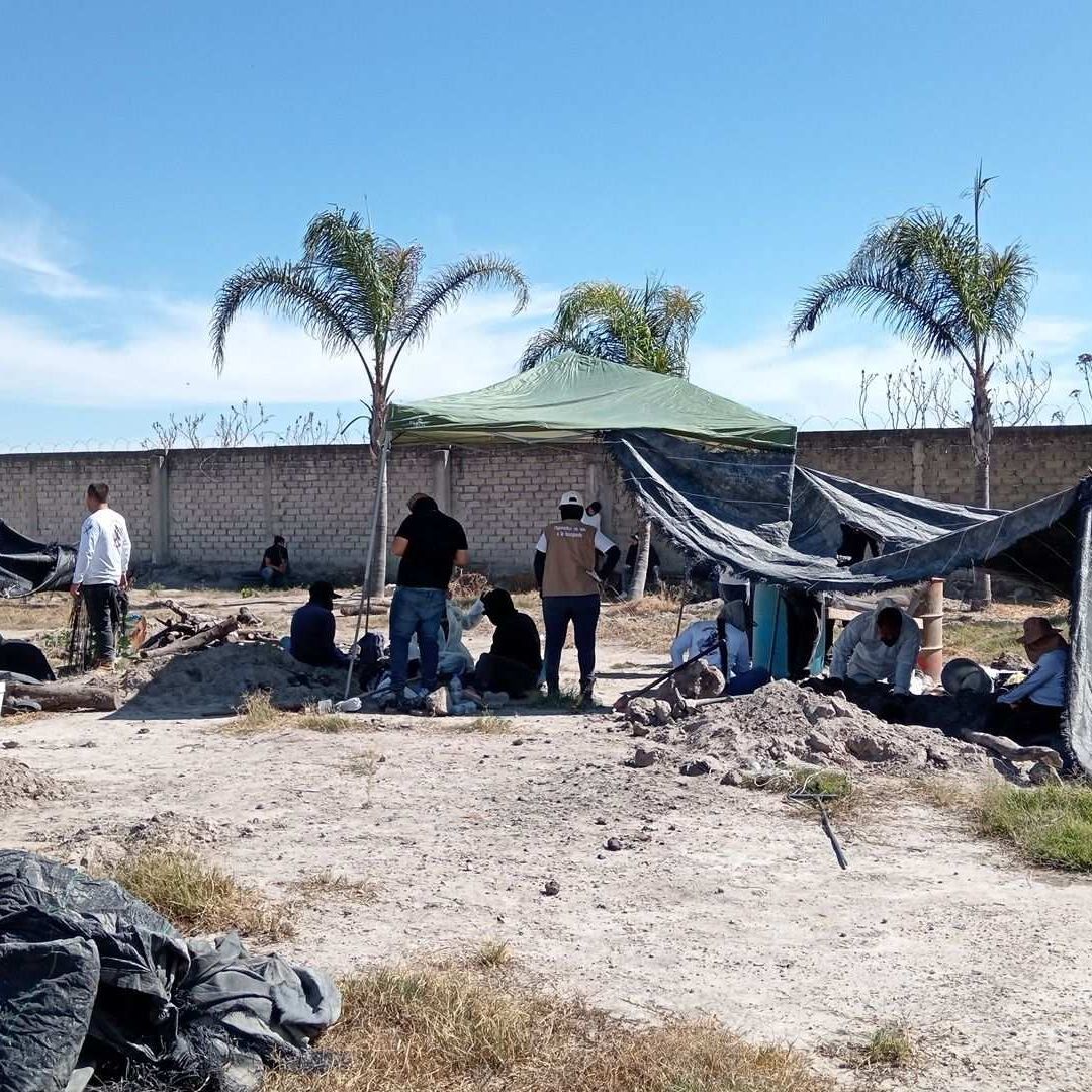 Personas trabajan en el rancho hallado en Teuchitlán, donde había hornos clandestinos