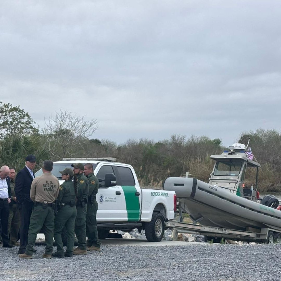 El presidente de Estados Unidos, Joe Biden, en la frontera cerca de Brownsville, Texas. Foto: X @josh_wingrove