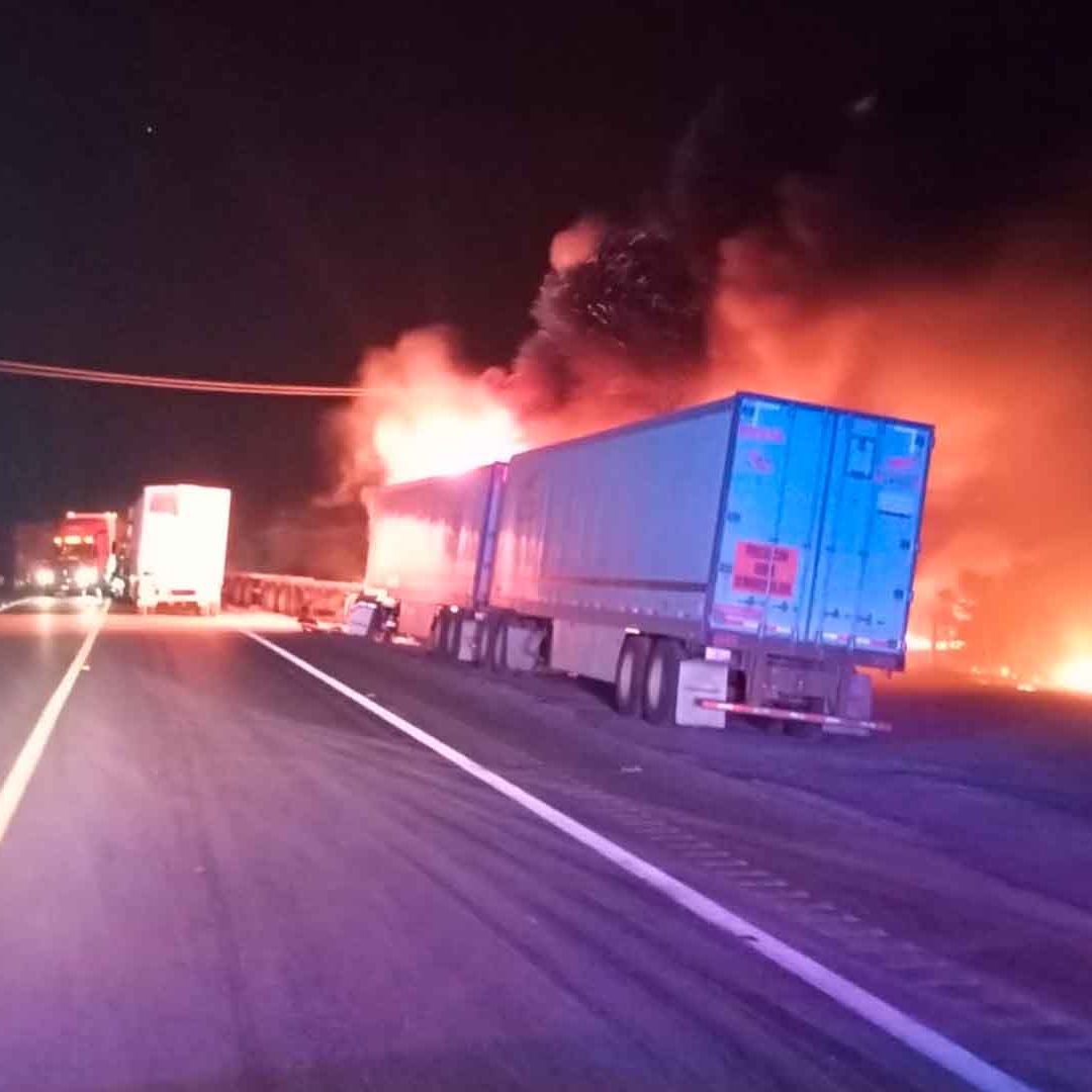 Choque entre Varios Tráileres Causa Incendio y Bloqueo de Carretera Victoria-Tampico