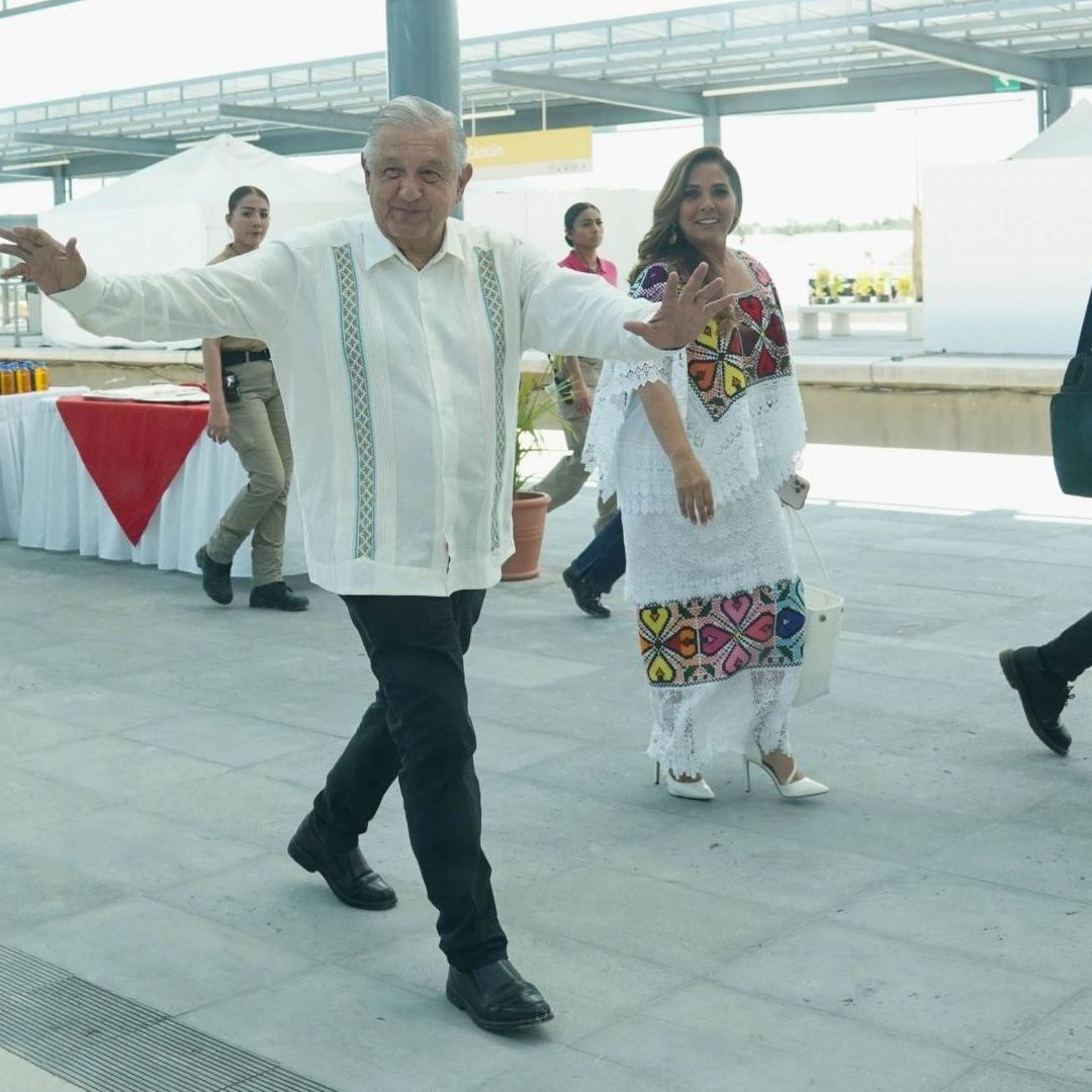 En más de una ocasión el propio López Obrador rompió con el protocolo y aceptó entrevistas fuera de agenda. Foto: Cuartoscuro