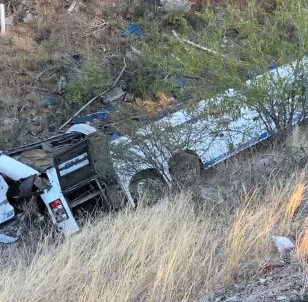 Autobús volcado en la autopista Mitla-Tehuantepec