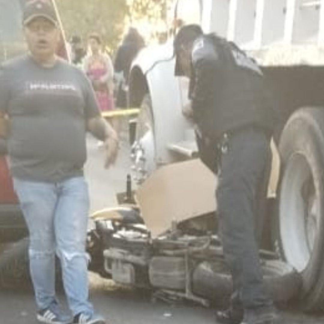 Motociclista Intentar Pasar Entre Vehículos y Termina Aplastado por Camión en Naucalpan