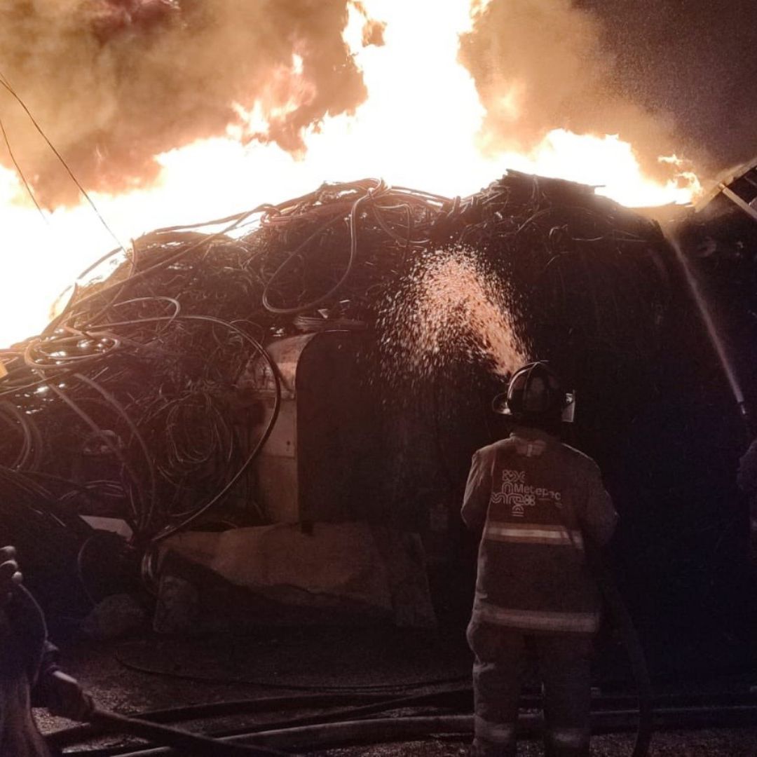 Incendio en tiradero de desperdicio industrial en Xonacatlán, Estado de México