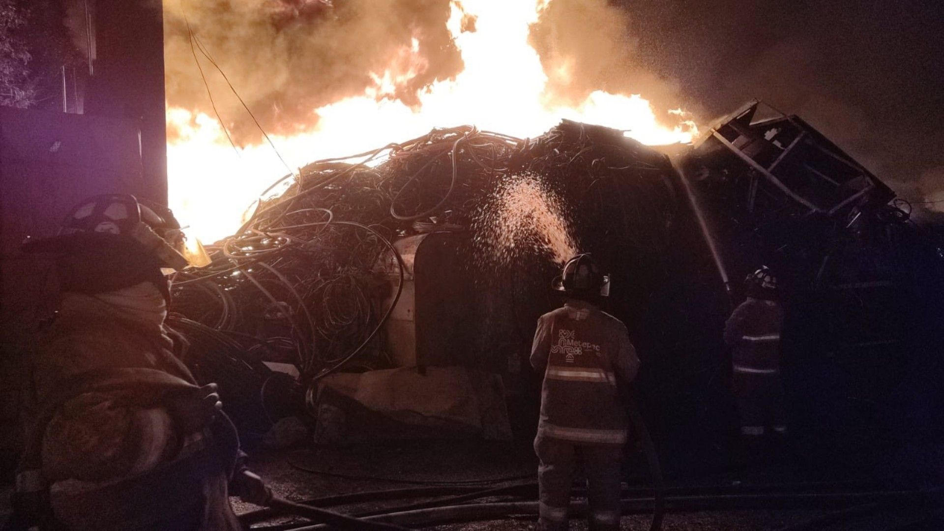 Incendio en tiradero de desperdicio industrial en Xonacatlán, Estado de México
