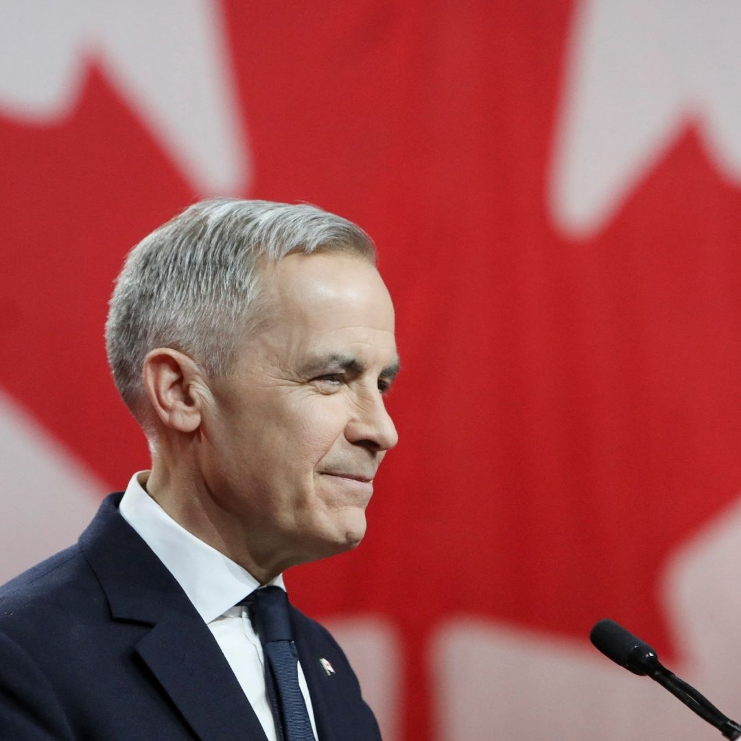 Mark Carney frente al escudo de la bandera de Canadá